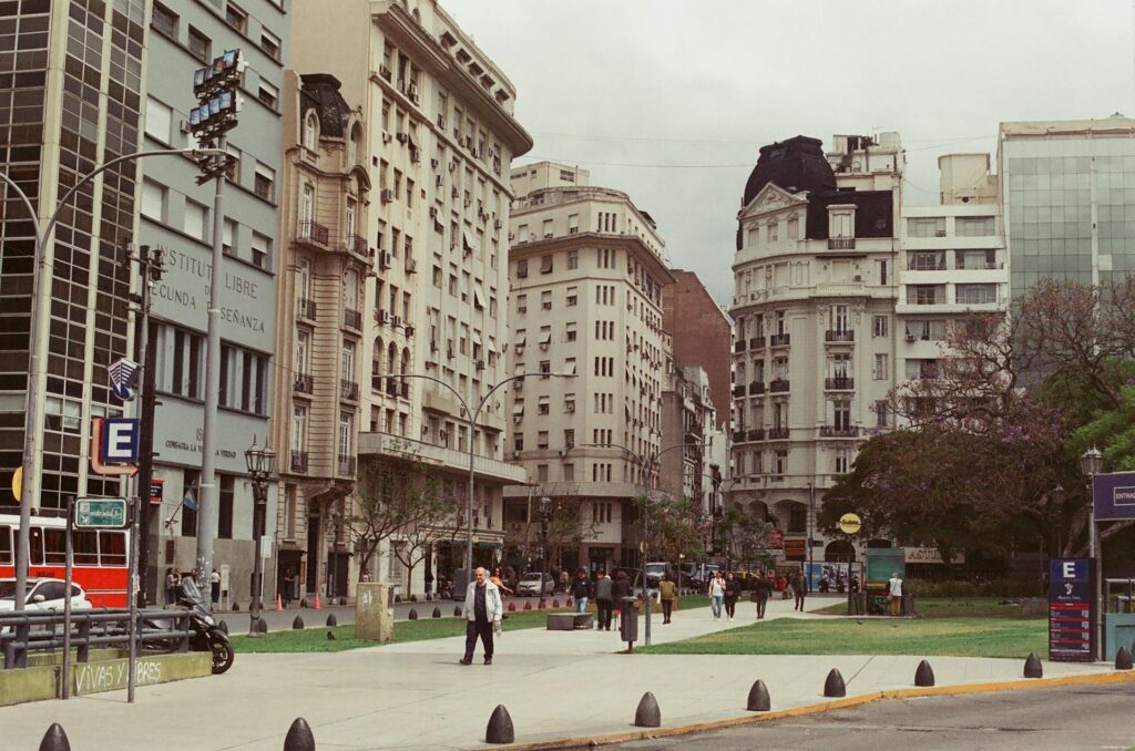 In Buenos Aires, mobile Internet predominantly relies on 4G and 4G+ networks.