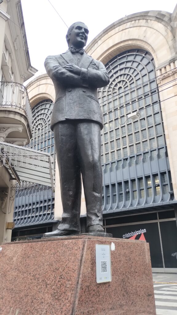 Statue of Carlos Gardel and the Abasto Shopping behind him.
