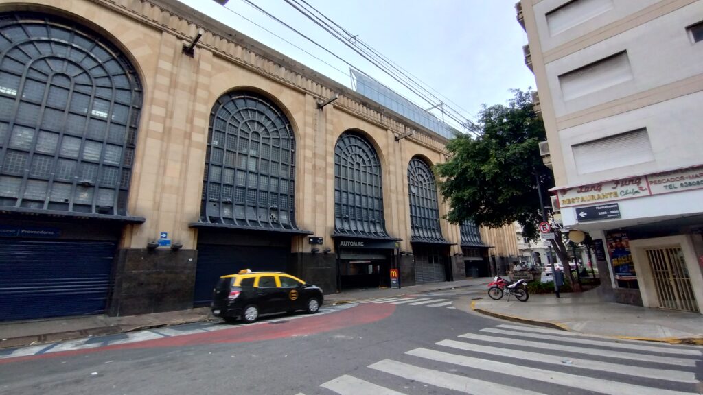 The Abasto Shopping from one of its side streets.