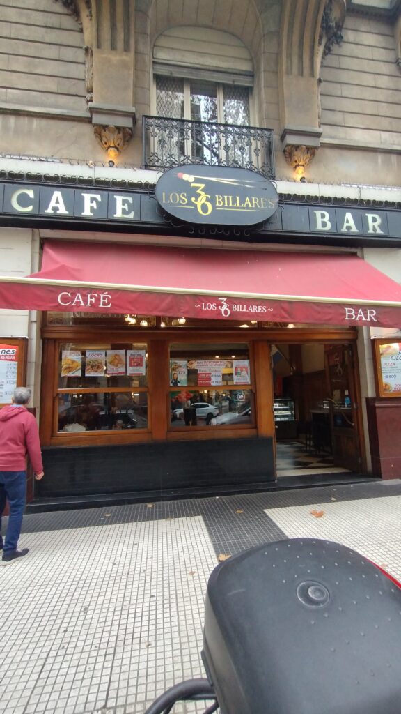 36 billares, one of the most famous notable cafes.